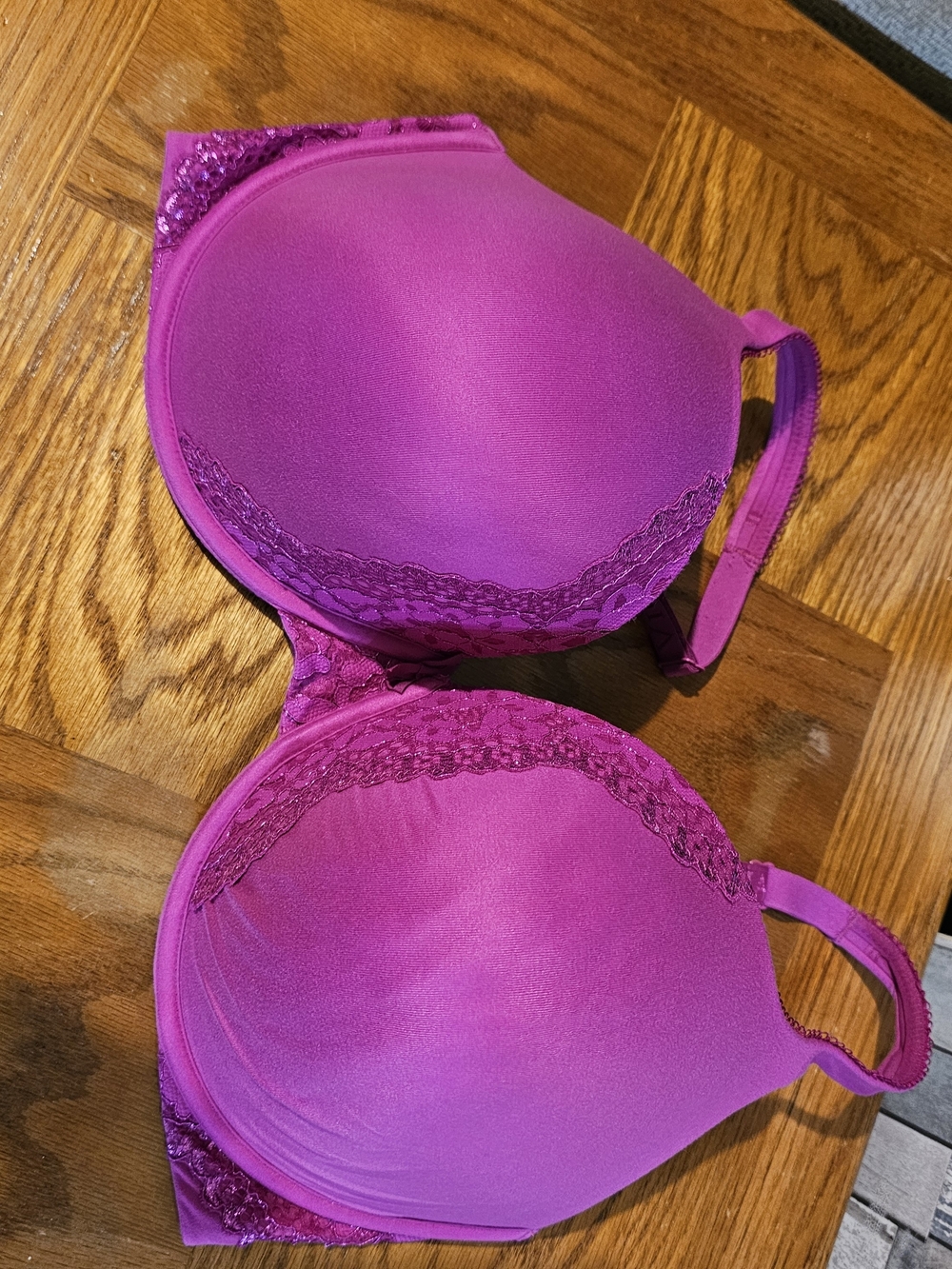 Victoria's Secret Fuchsia Lace-Trim Molded Bra. 40 DdD